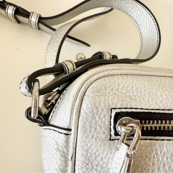 Marc Jacobs Bag Zoom Metallic Pebbled Leather Crossbody Casual Chic Silver - Picture 6 of 13